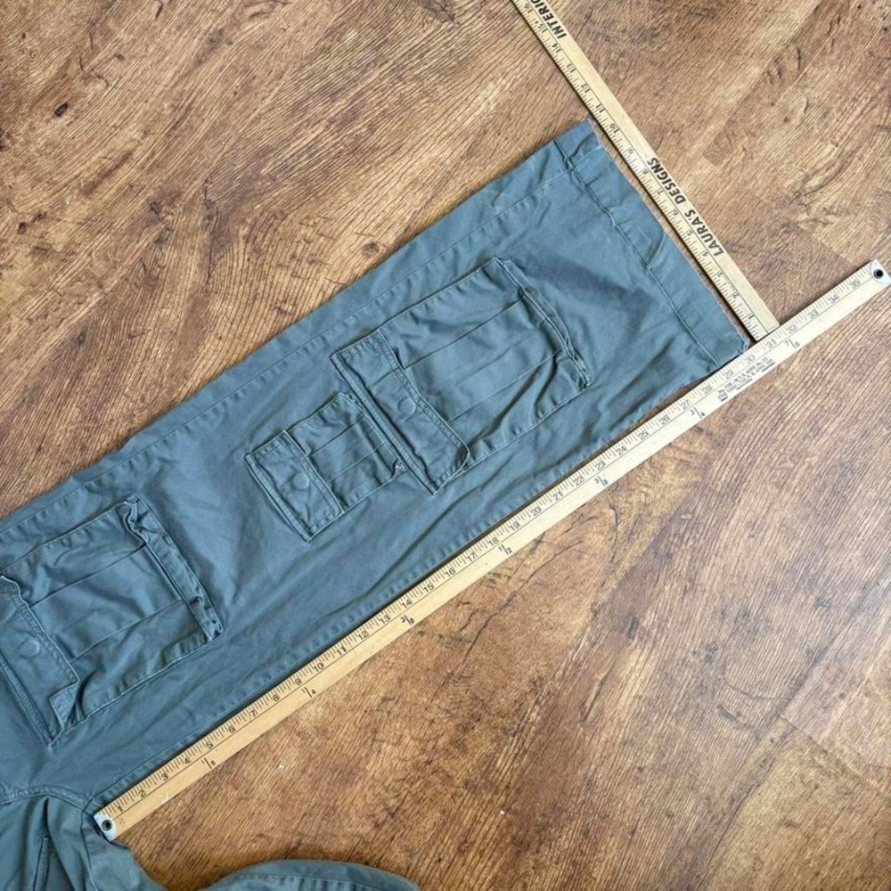 green Forever 21 cargo pants with multiple pockets - Picture 6 of 7